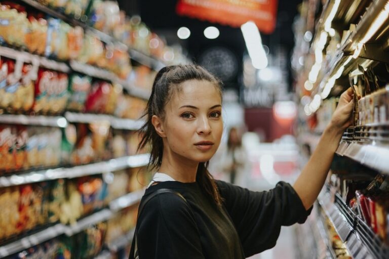 Consumidora mujer en un supermercado