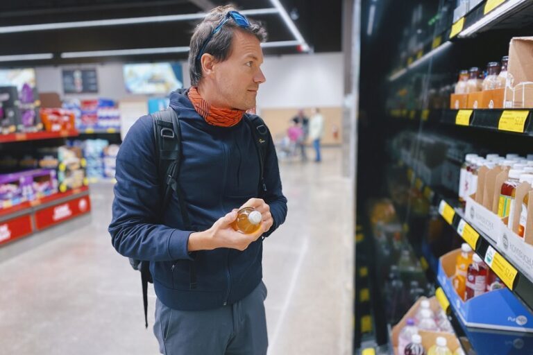 Hombre en el supermercado
