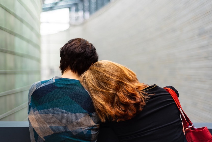 Hombre y mujer pareja tristes